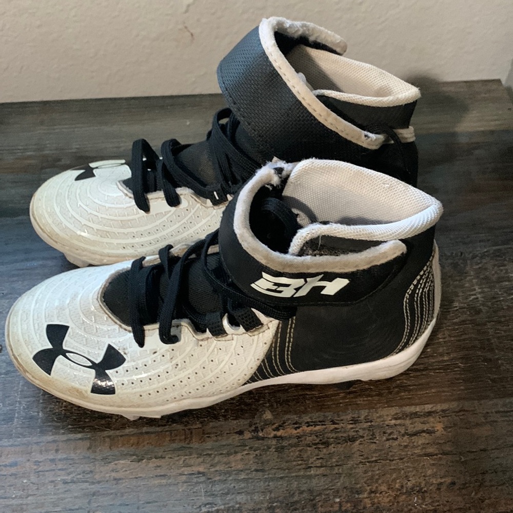 Hi I’m selling kids cleats